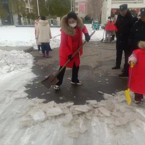 “铲雪除冰暖人心 爱满校园润无声 ”--颍川学校铲雪护学活动