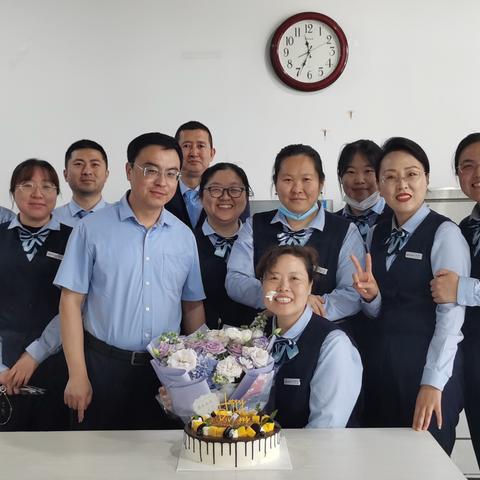 幸福支行暖心欢送退休员工