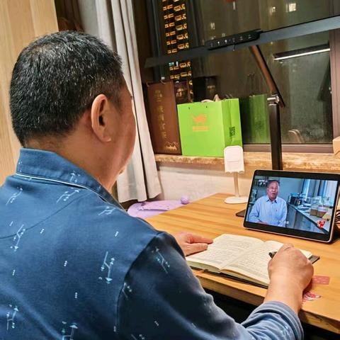 银发映初心 榜样励前行 西安老干部观看《榜样10》专题节目