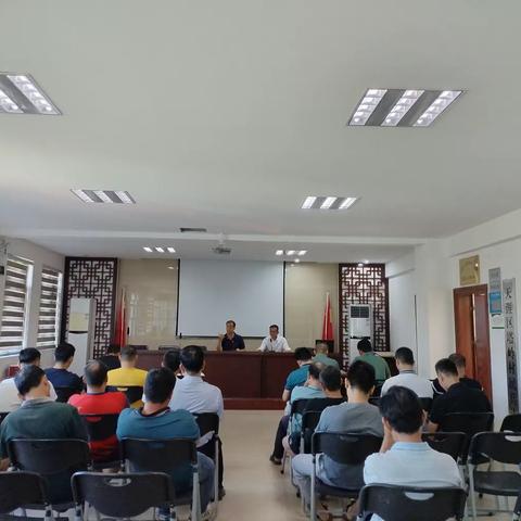 马岭大社区党委书记下村参加党员大会