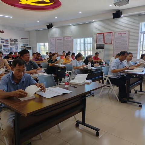 马岭大社区党委书记到布甫村参加党员大会