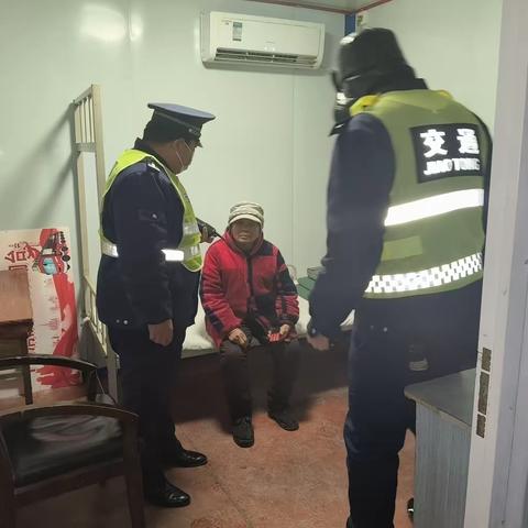 慈周寨收费站暖心守护 助迷路老人回家