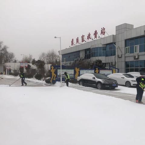 不惧严寒 除雪保通进行时