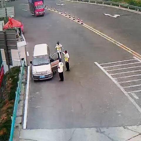 车辆故障陷困境，收费员热心帮助