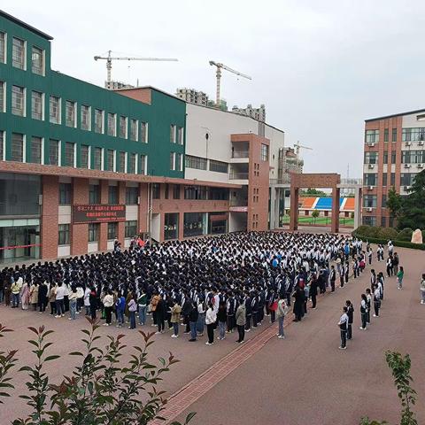 学习二十大，永远跟党走，奋进新征程——许昌市东城区实验学校中学部举行少先队离队仪式