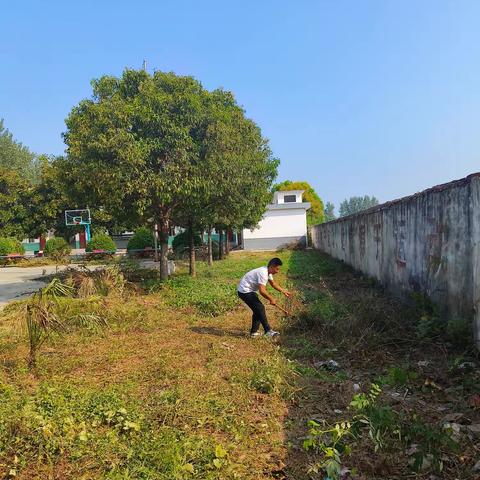 “净待新程，焕新校园”——西平县专探谷河小学开展迎开学大扫除活动