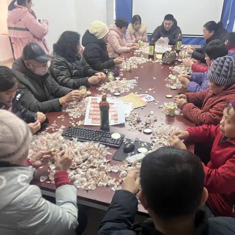 华山街道珑岸社区开展“腊八腌蒜添年味·邻里相聚暖人心”活动