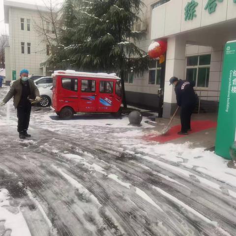 开展道路扫雪除冰工作纪实