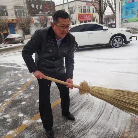 瑞雪满校园 扫雪暖人心——临河区第六小学清雪行动