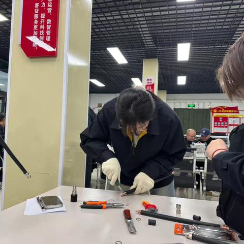 通信“新兵”练硬功：车间小练兵里的青春担当