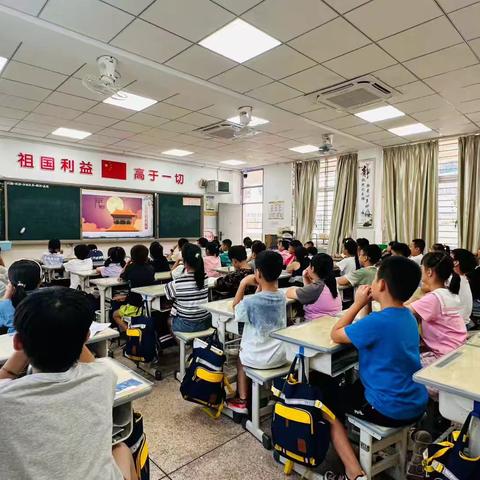 四年三班以“国月同辉 家国双圆”为主题的家长讲坛活动圆满举行！