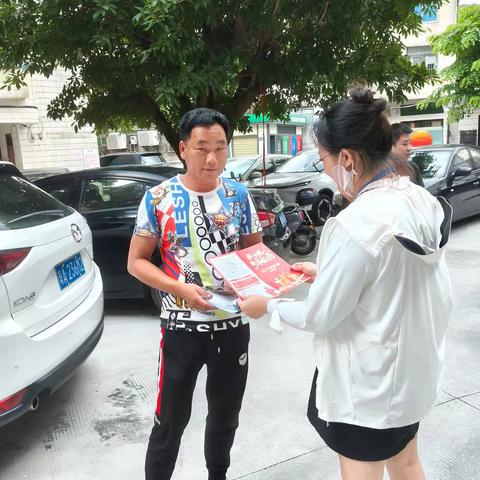 龙舌坡社区05号网格入户开展征兵宣传工作