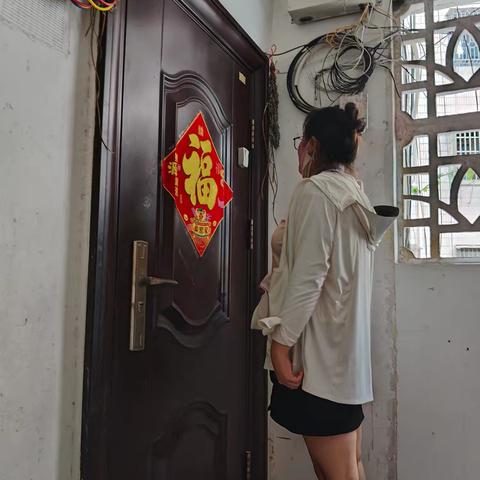 龙舌坡社区05号网格入户开展征兵宣传工作