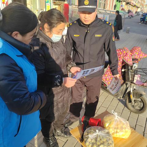 【城管进社区】疏堵结合打造良好小区环境