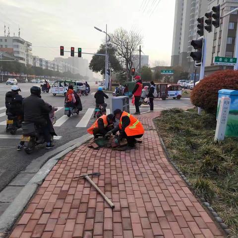 完善市政设施，美化城市环境。