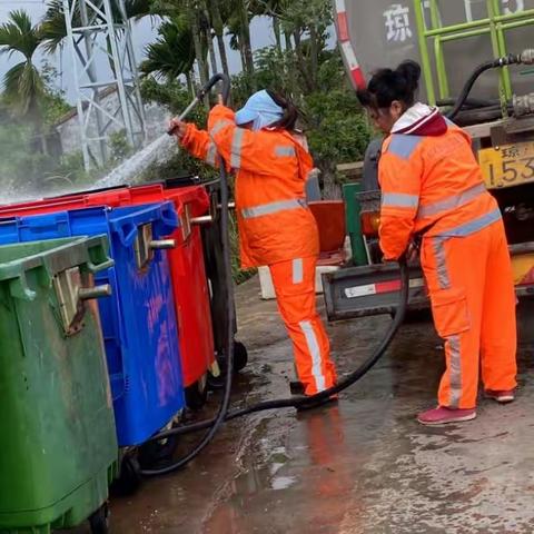 【万城镇环卫工作简报】加大垃圾桶冲洗力度，有效提高辖区环境卫生质量