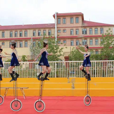 【高昌区第五小学】传统杂技进校园、民族文化润童心——新疆艺术剧院杂技团进校园