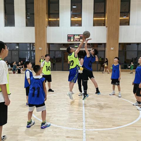 巩义市青龙山小学“一起上场 共同成长”亲子篮球交流赛