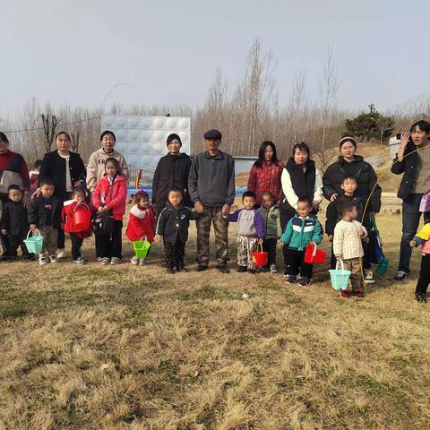 🌿我和小树“浇”朋友🌿                              一一邹城市城前镇中心托育园托班“3.12”植树节主题活动🎋