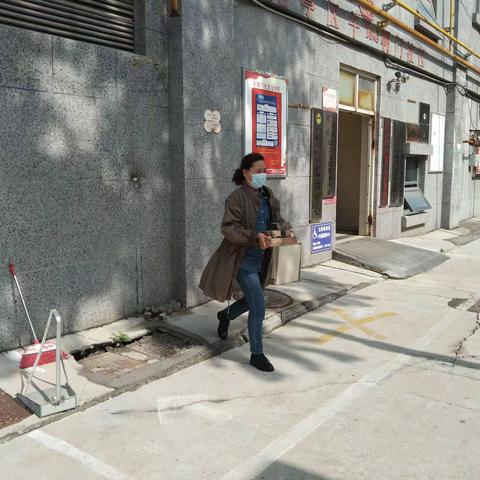 午朝门社区07网格创文创卫进行时，在辖区内打扫卫生