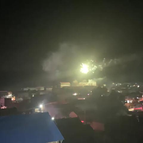 烟火映照团圆时，人间至味是清欢