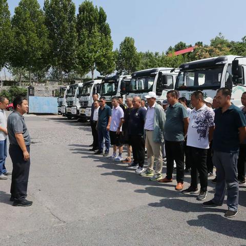 园林中心领导深入车队驻地送“清凉”