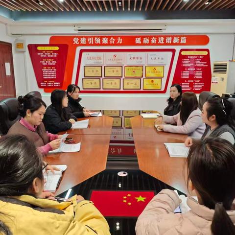 华龙区环卫服务中心铁娘子党支部 召开2月份主题党日活动