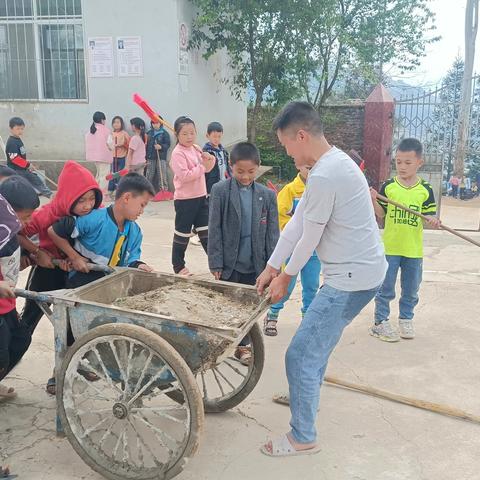 新学期、新风貌——黄茅岭乡黄兴寨小学全体师生打扫校园环境