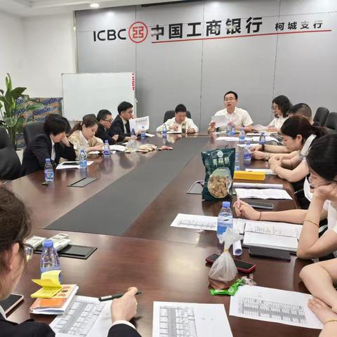 4.28晚，柯城支行召开运营改革专题会，群策群力、集思广益，倾听基层员工心声，梳理运营改革工作思路，共商对策解决运营改革过程中存在的难点和问题，并对厅堂释放人员提出履职要求，确保改革工作持续有效推进。