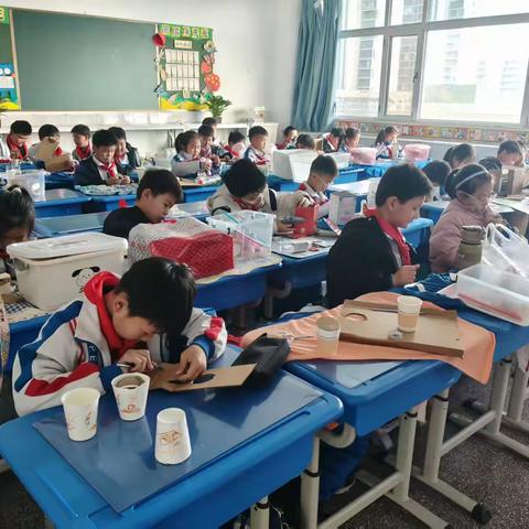 百花湖实验学校科技发明社团垃圾桶设计展评活动纪实