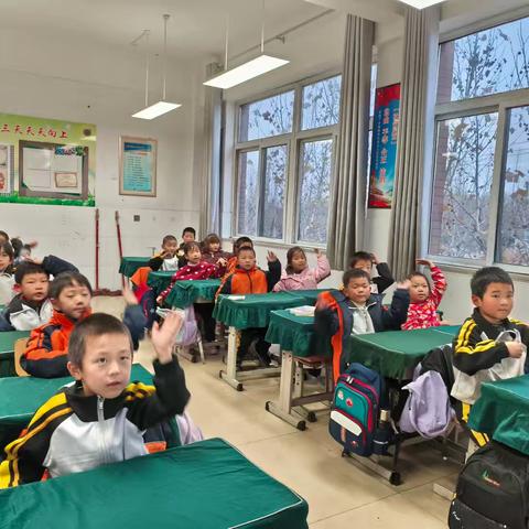 以文载道，以舞传情 ——一年级三班“读写绘”社团活动