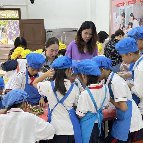 小手捏住幸福 饺香润泽童年——石岐一小四（4）卓曦班幸福家政活动