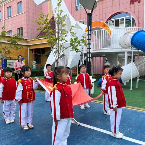 【朵彩县幼·以德育人】冉冉国旗升，浓浓爱国情——陇县幼儿园第三周升国旗活动