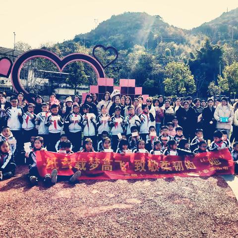 纸鸢载梦高飞，致敬柔韧的“她”——三明十二中三（2）班亲子春游活动