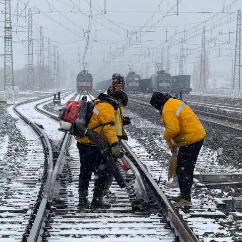 以雪为令 火石泉站打响今冬首场除雪保畅战