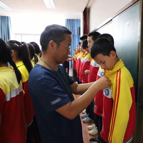 【三话六学】学习二十大，永远跟党走--蒙自五中入团仪式