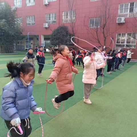 愉悦瞬间    释放活力 灵宝市第四小学教育集团开展多彩课间10分钟活动