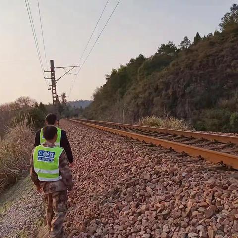 迎“两会”保平安铁路护路巡查