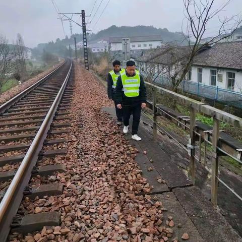 鹰潭市龙虎山风景名胜区上清镇进行全国“两会”期间铁路护路安全巡查