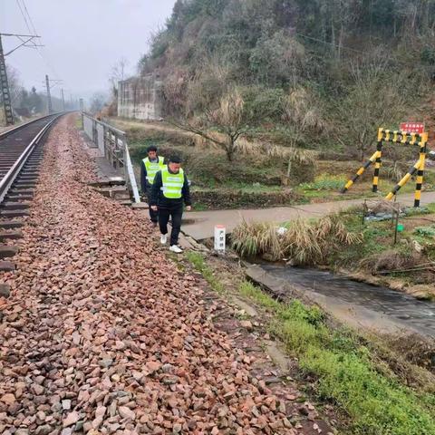 鹰潭市龙虎山风景名胜区上清镇清明节期间铁路护路巡查