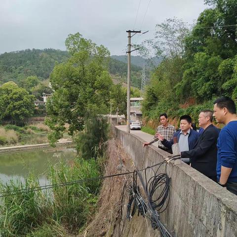 干群齐上阵 共守水清岸绿——城峰镇持续开展“护河爱水、清洁家园”行动