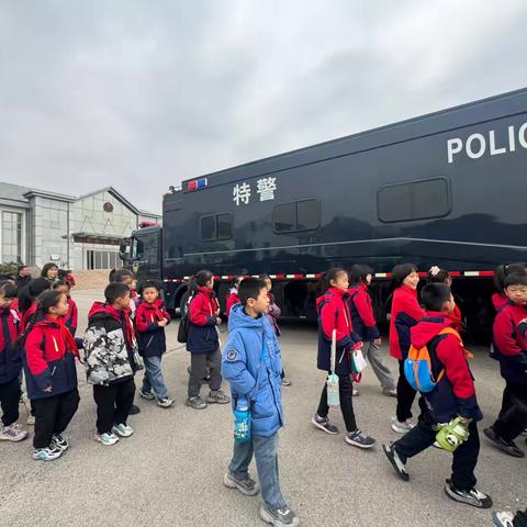 泰山脚下这抹“红”  温暖了这座城——记泰安师范附属学校2022级4班走进特巡警支队开展学雷锋实践活动