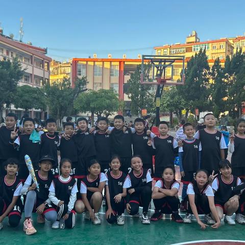 迎“篮”而上   追“球”梦想——墨江县城小学四（1）班参加校篮球比赛