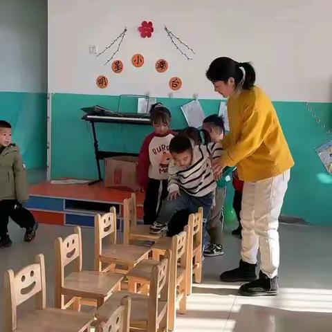 苏家庄中心幼儿园：《中班》玩游戏也是一种学习和锻炼。