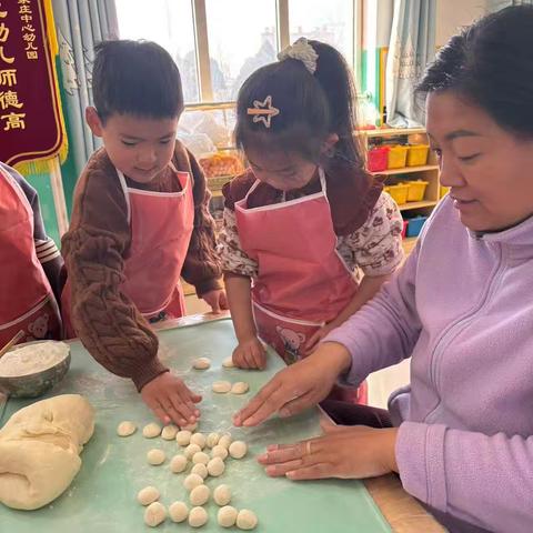 苏家庄中心幼儿园：大班包饺子