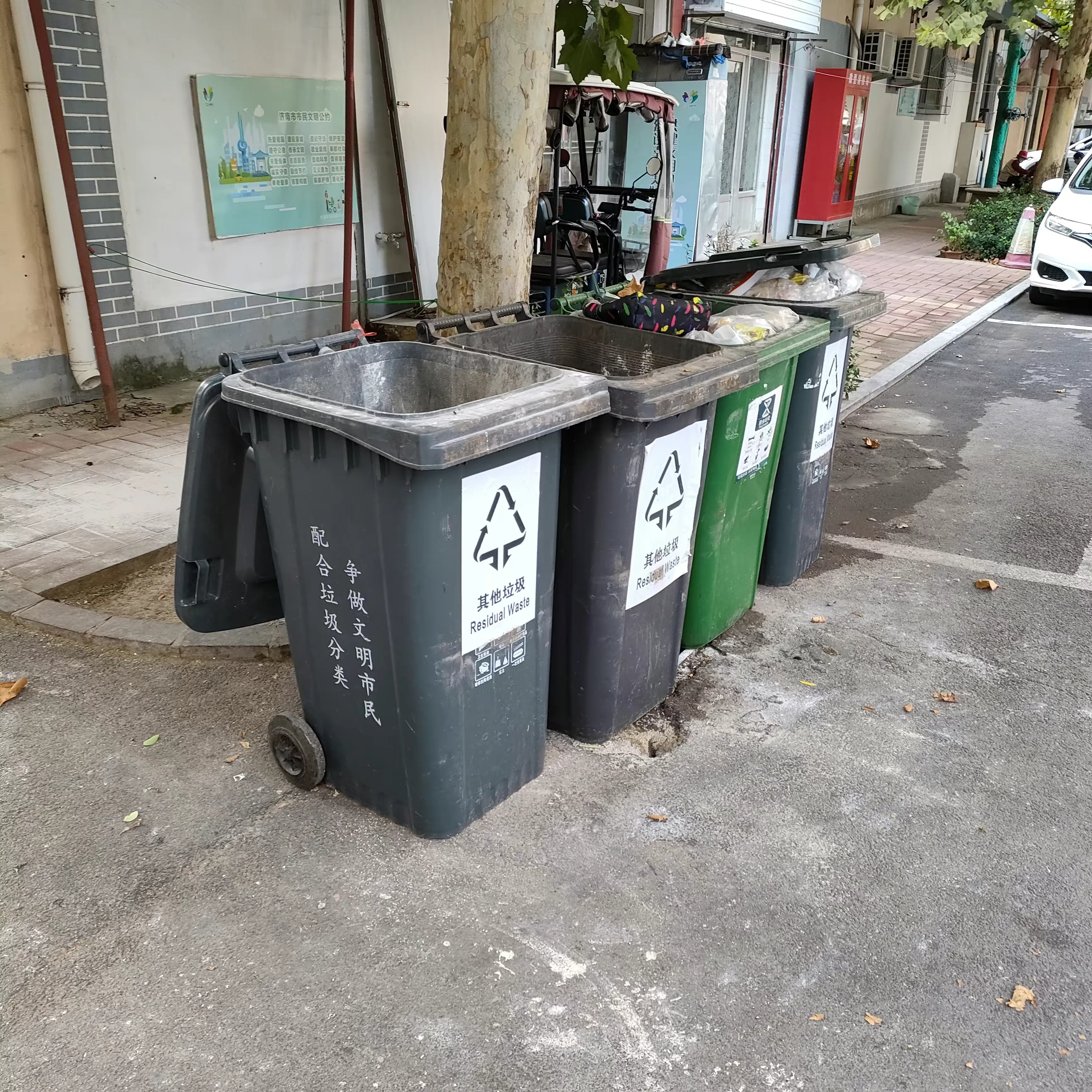 福鑫苑社区:协调解决居民生活垃圾桶摆放