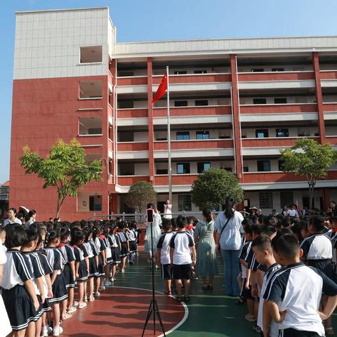 娄底市第三完全小学（东校区）2023年秋季入学首次升旗仪式 ——二年级（15）班主持并表演特色节目