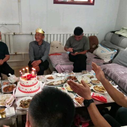 老人生日宴席，亲人相聚一堂