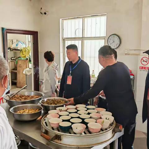 曹河乡人大代表联络站组织代表视察老年助餐工作开展情况