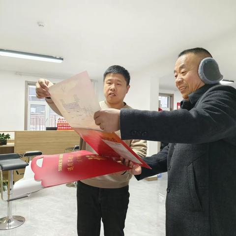 新年送福送春联 情暖退役军人心